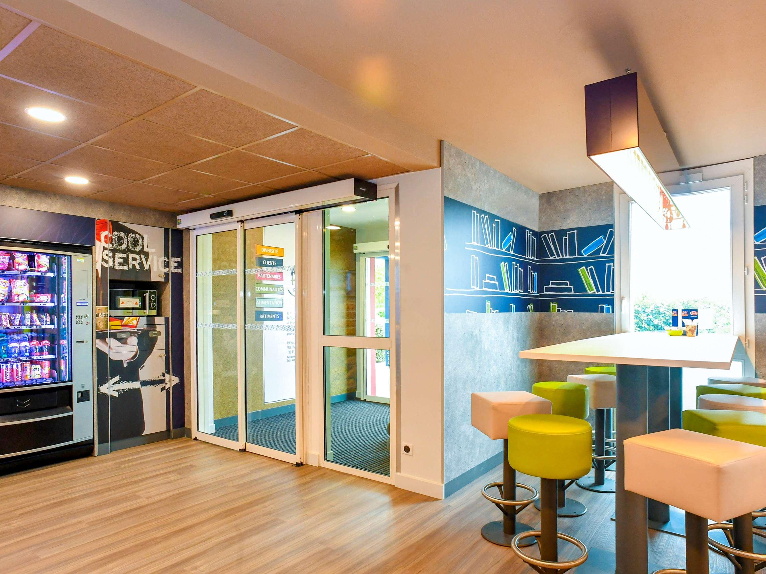 Ibis Budget Кутанс Екстер'єр фото
